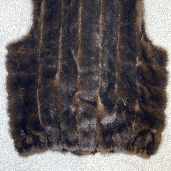 Fabulous Furs For Animal Lovers Faux Fur Vest: Size Large - Picture 6 of 9